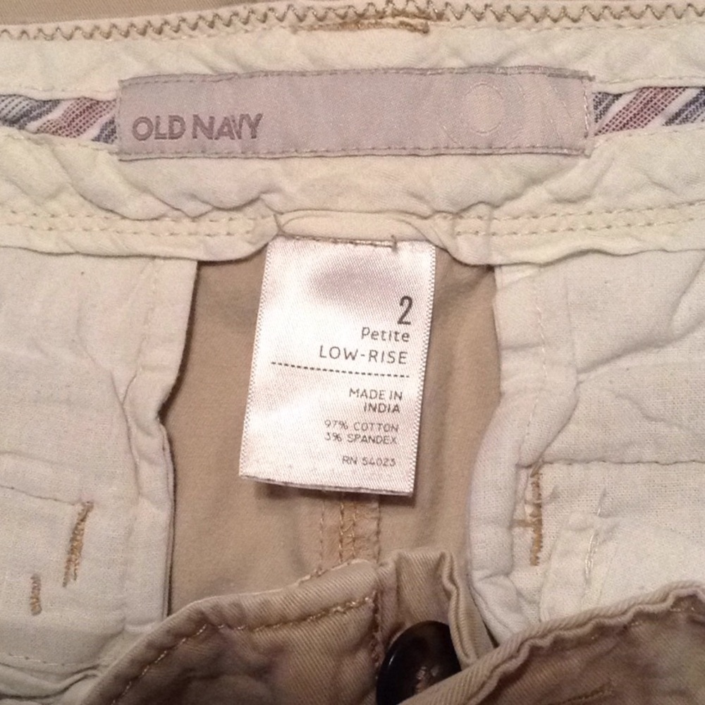 Bermuda length khaki shorts (petite)